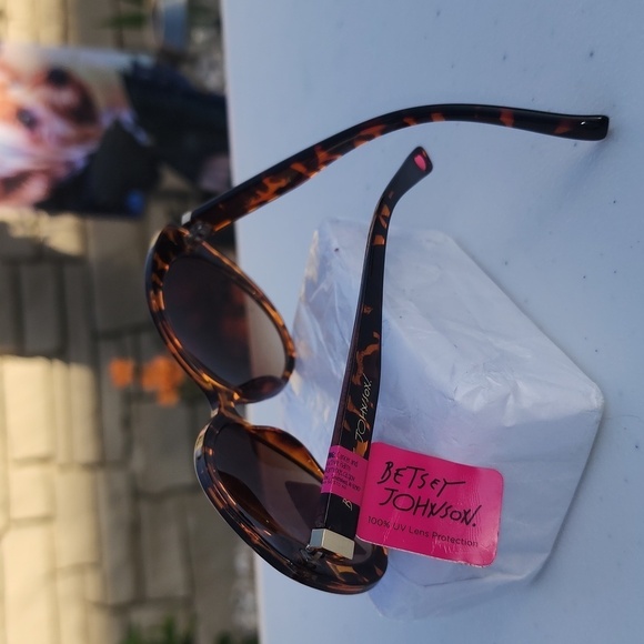 BETSEY JOHNSON SUNGLASSES - Picture 5 of 6
